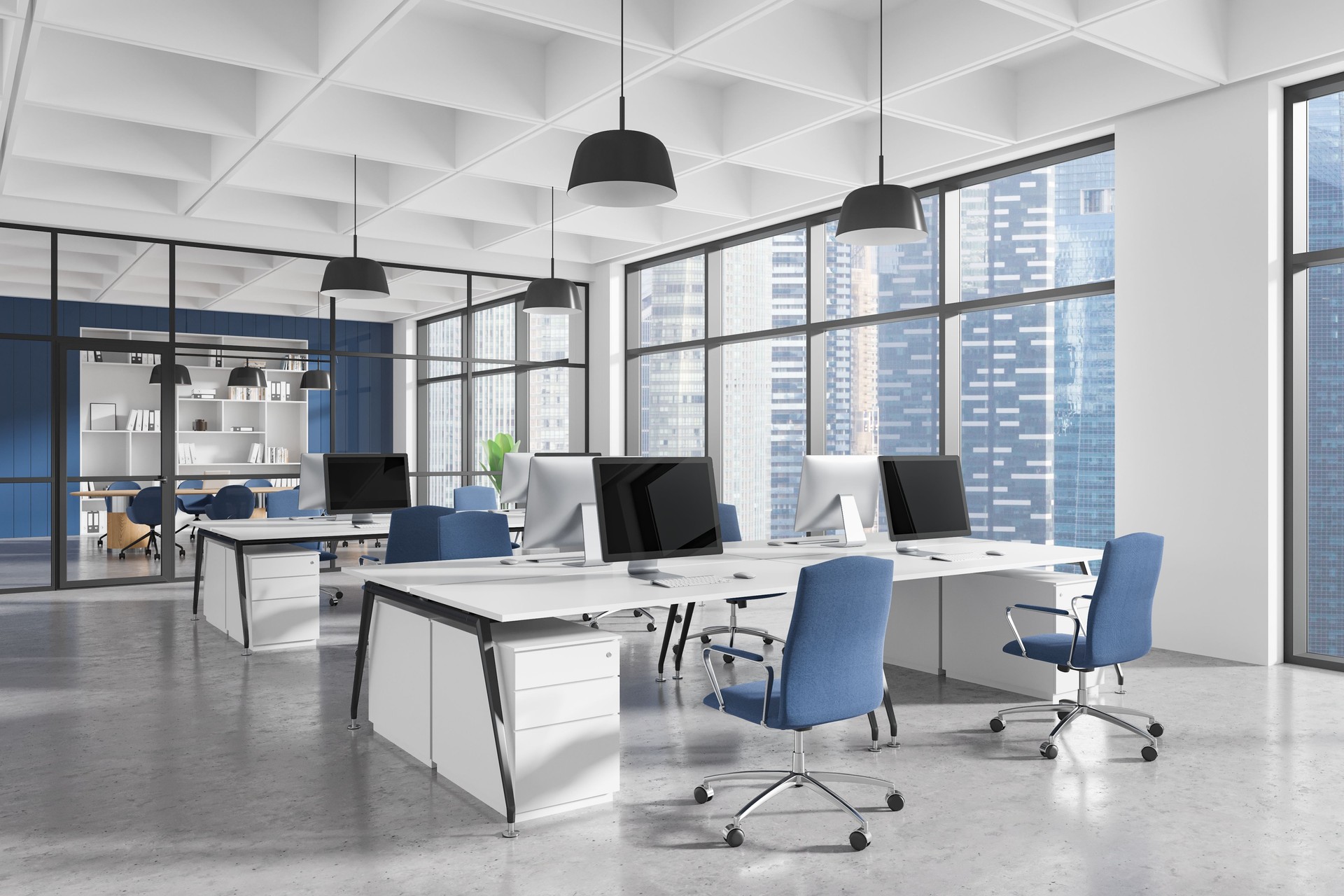 Moderne Büroräume mit Schreibtischen, Stühlen und Computern in einer hellen Hochhausumgebung. 3D-Rendering