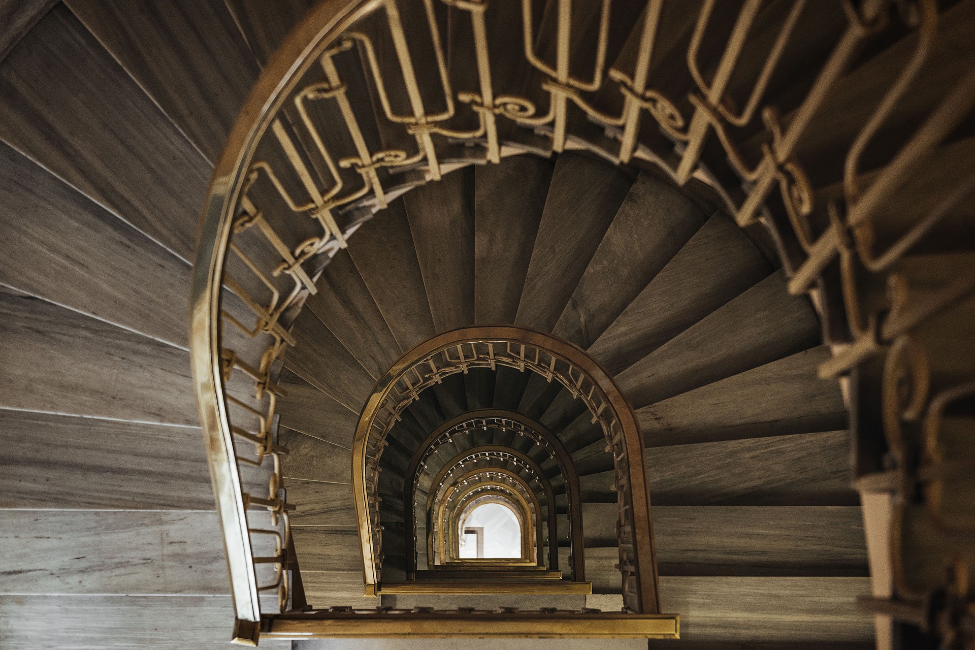Spirale einer Vintage-Holztreppe